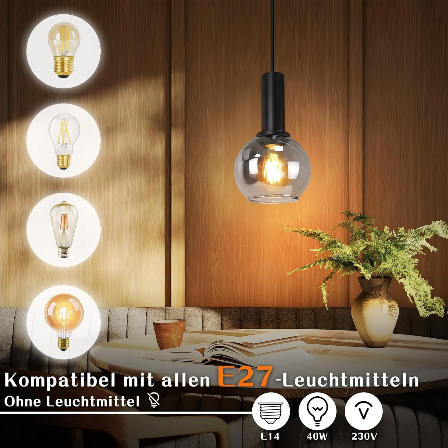 Eine Pendelleuchte mit Glaskugel hängt über einem Tisch mit Büchern und einer Vase.