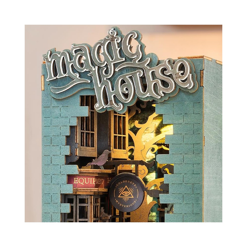 Tuğla detaylı, kuşlu ve tabelalı ahşap "Magic House" diyorama.