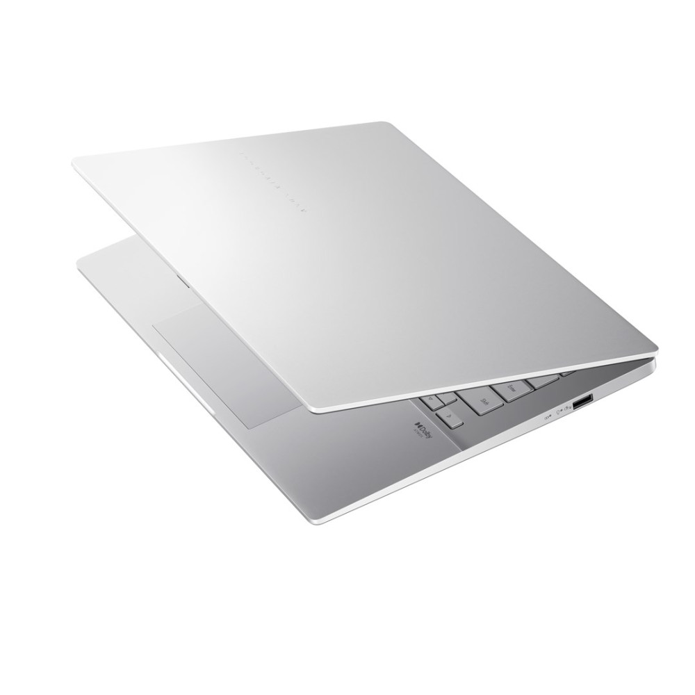 Srebrny laptop z otwartą pokrywą, widoczna klawiatura i port USB.