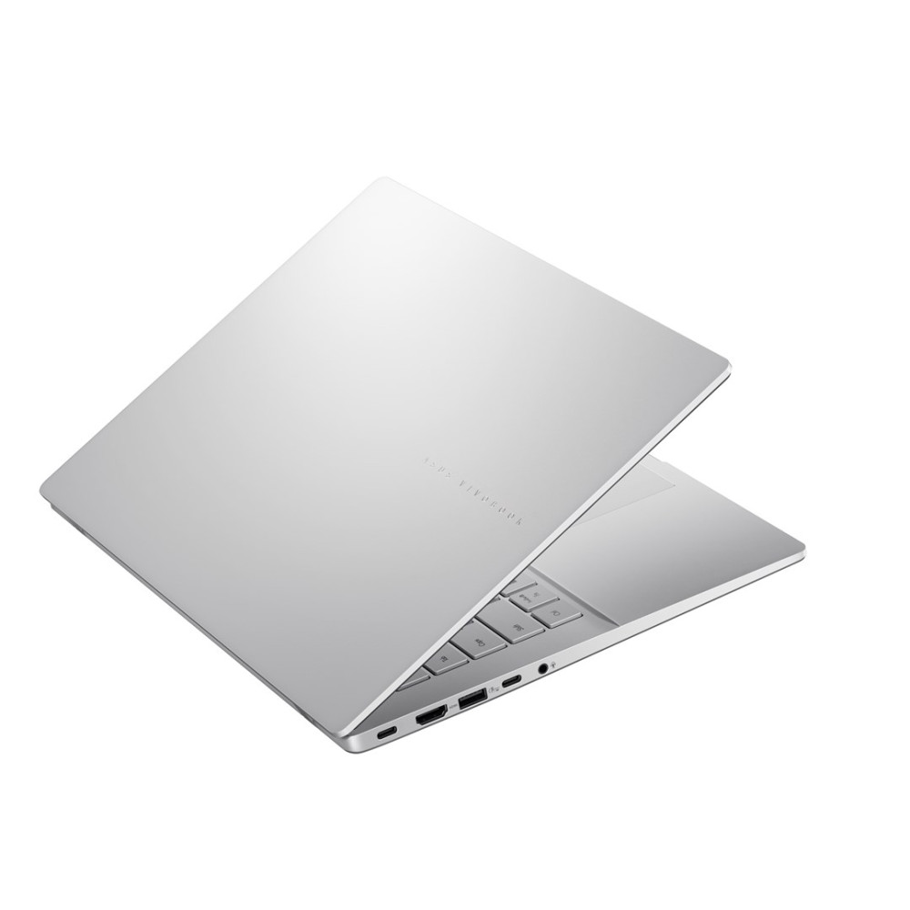 Elegancki srebrny laptop z otwartą pokrywą, leżący na białej powierzchni.