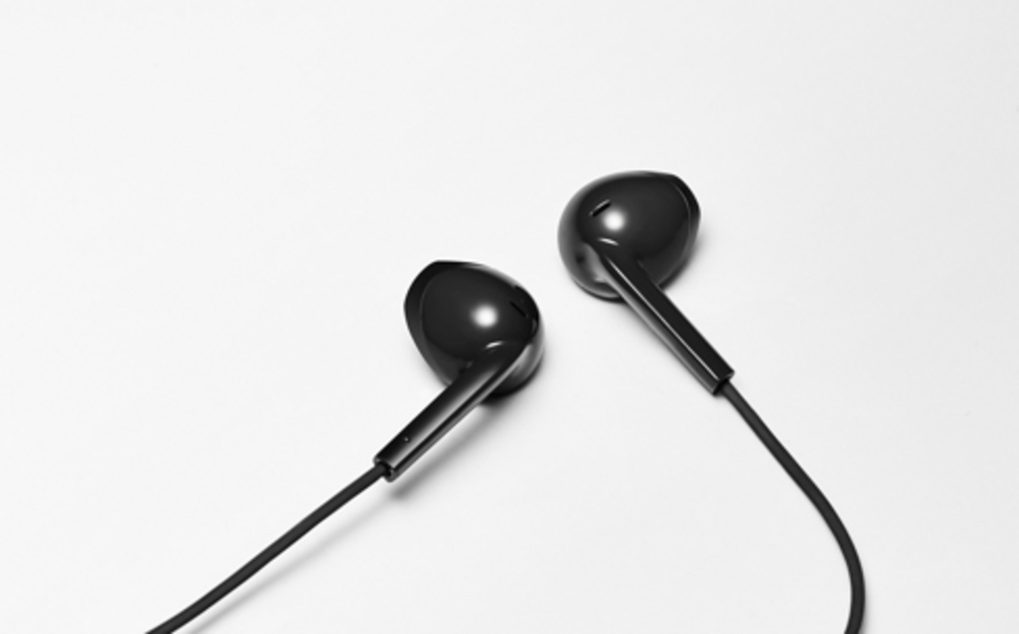 Auricolari neri su sfondo bianco.