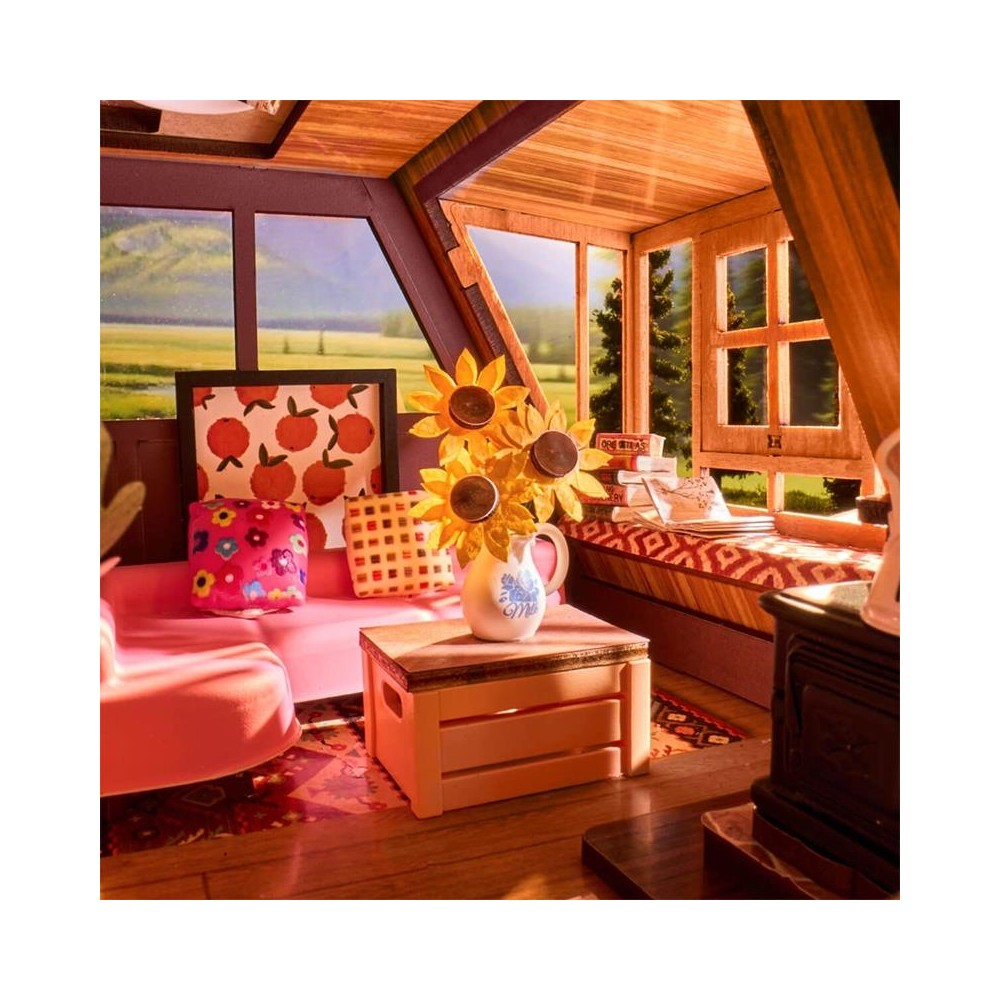 Acogedora habitación con girasoles, arte de manzanas, sofá rosa y vista a ventana.