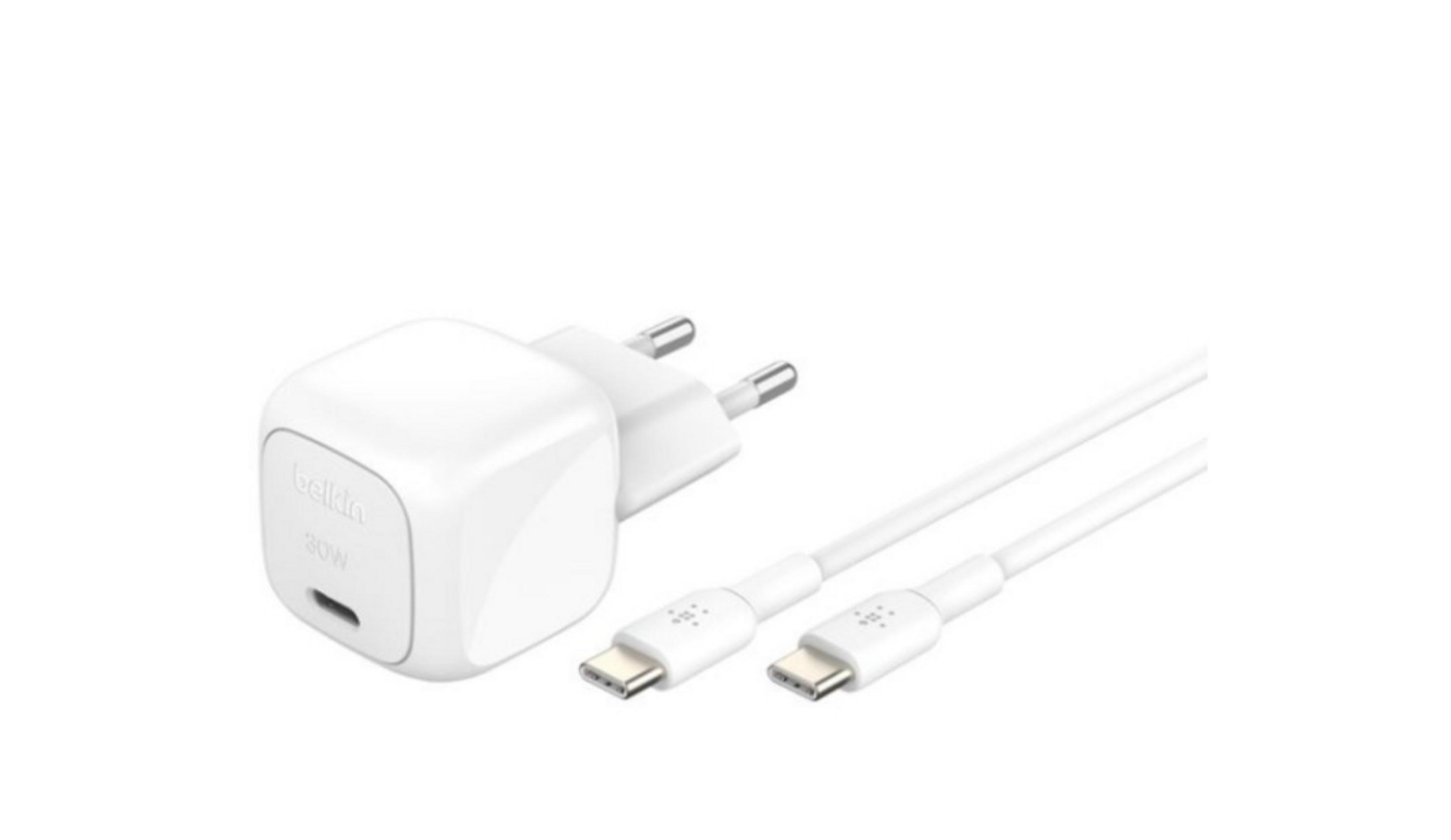 Un alimentatore Belkin USB-C bianco da 20W con due cavi USB-C a USB-C bianchi.
