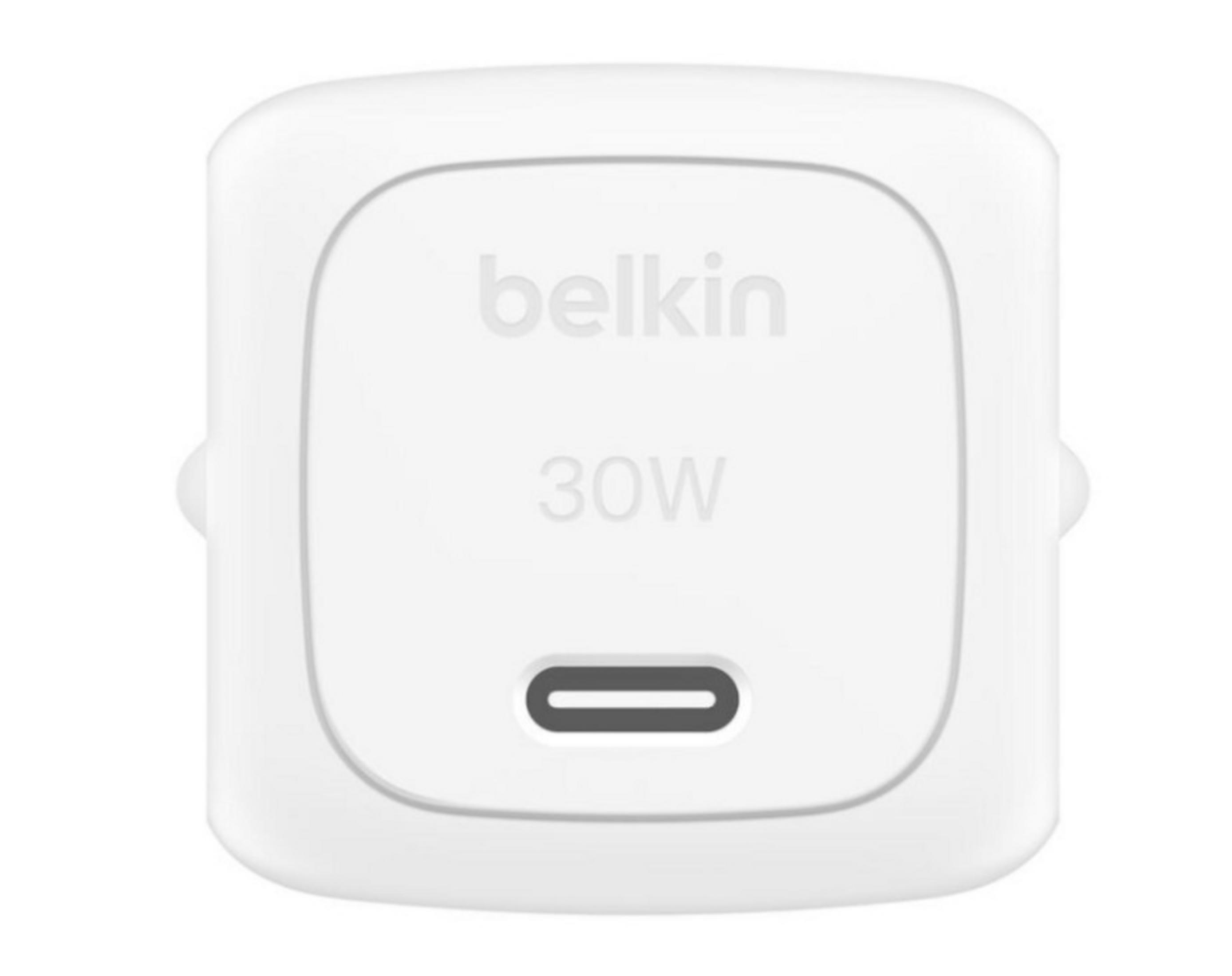Un alimentatore Belkin bianco da 30W USB-C con porta ovale.