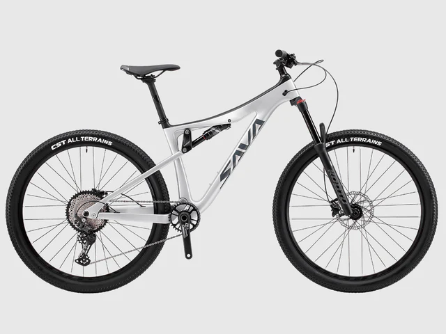 Ein weißes Mountainbike mit schwarzen Reifen und Federung, auf grauem Hintergrund.
