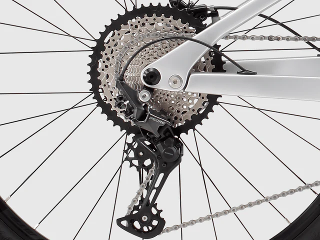 Nahaufnahme der Fahrradschaltung mit Kassette, Kette und Schaltwerk.