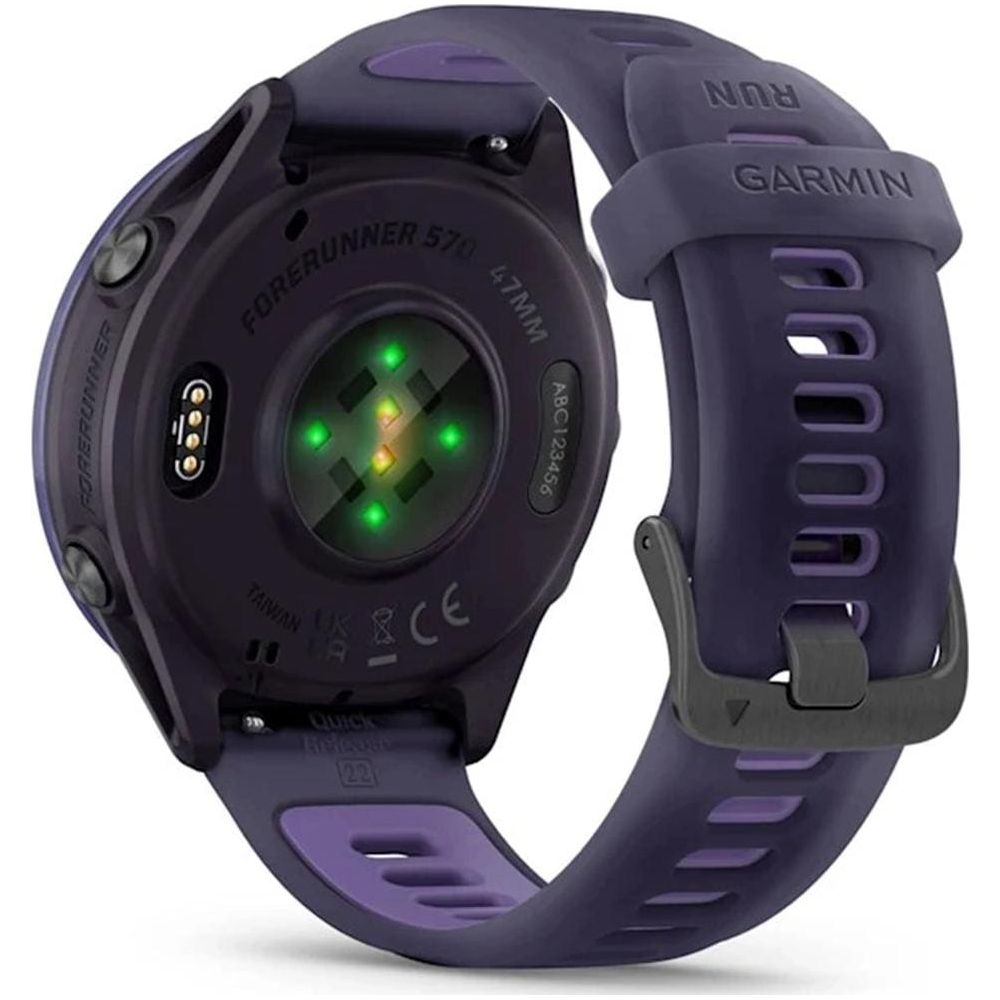 Kalp atış hızı sensörleri ve silikon kayışlı mor Garmin Forerunner 570 saatin arkası.