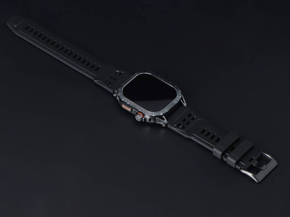 Czarny smartwatch z srebrną obudową i paskiem na czarnym tle.