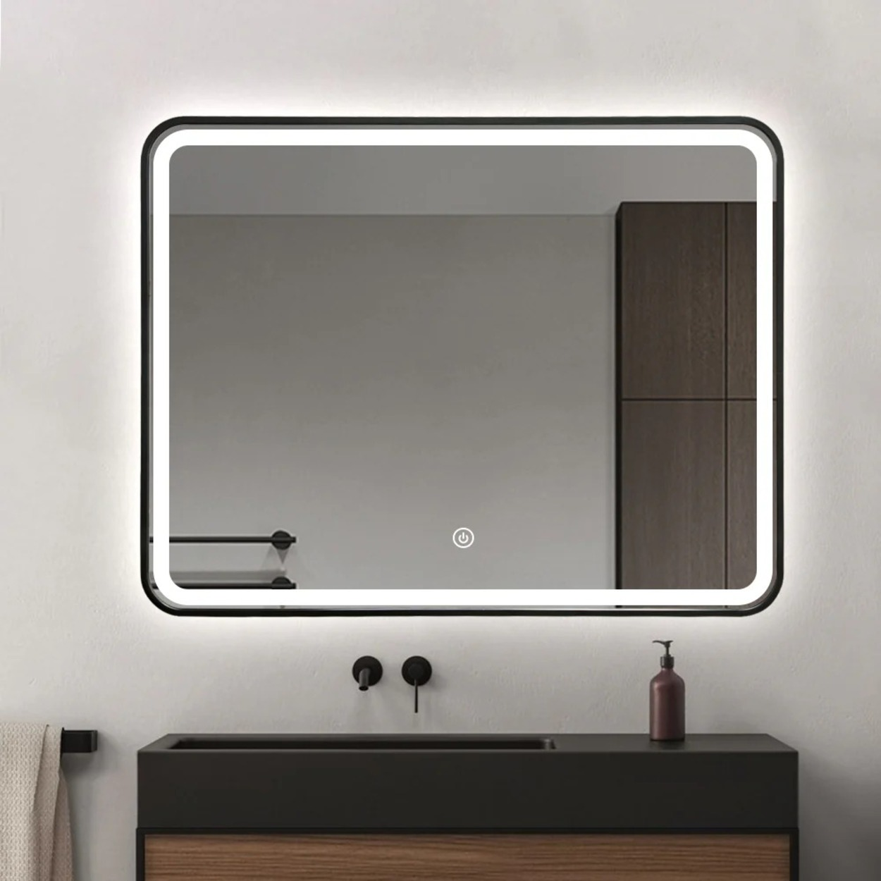 Een verlichte badkamerspiegel boven een wastafel met twee kranen.