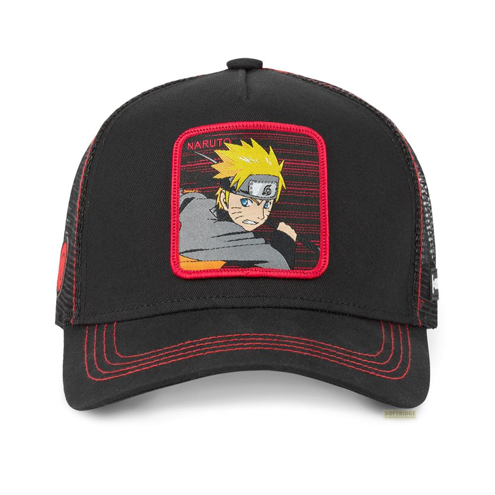Ein schwarzer Truckerhut mit einem roten Aufnäher von Naruto Uzumaki in Aktion.