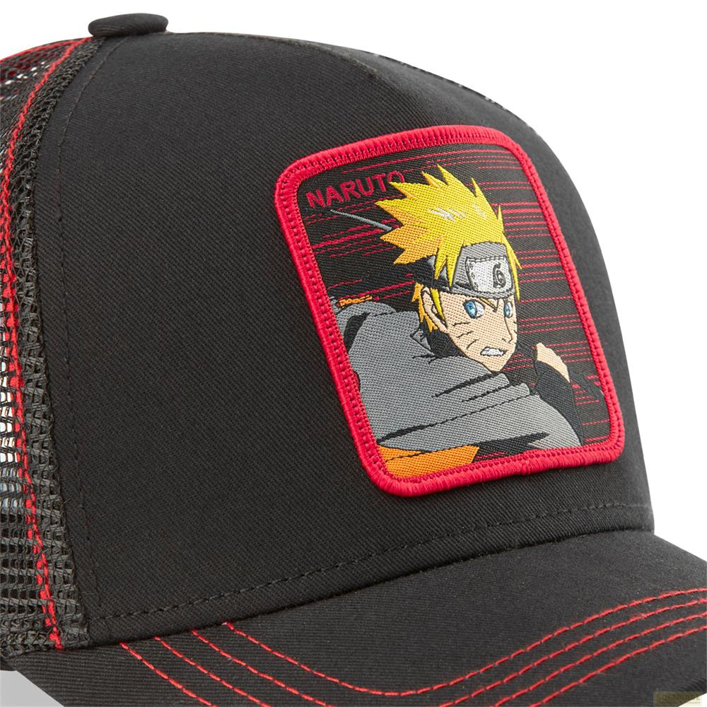Schwarze Kappe mit Naruto-Aufnäher und roten Nähten.