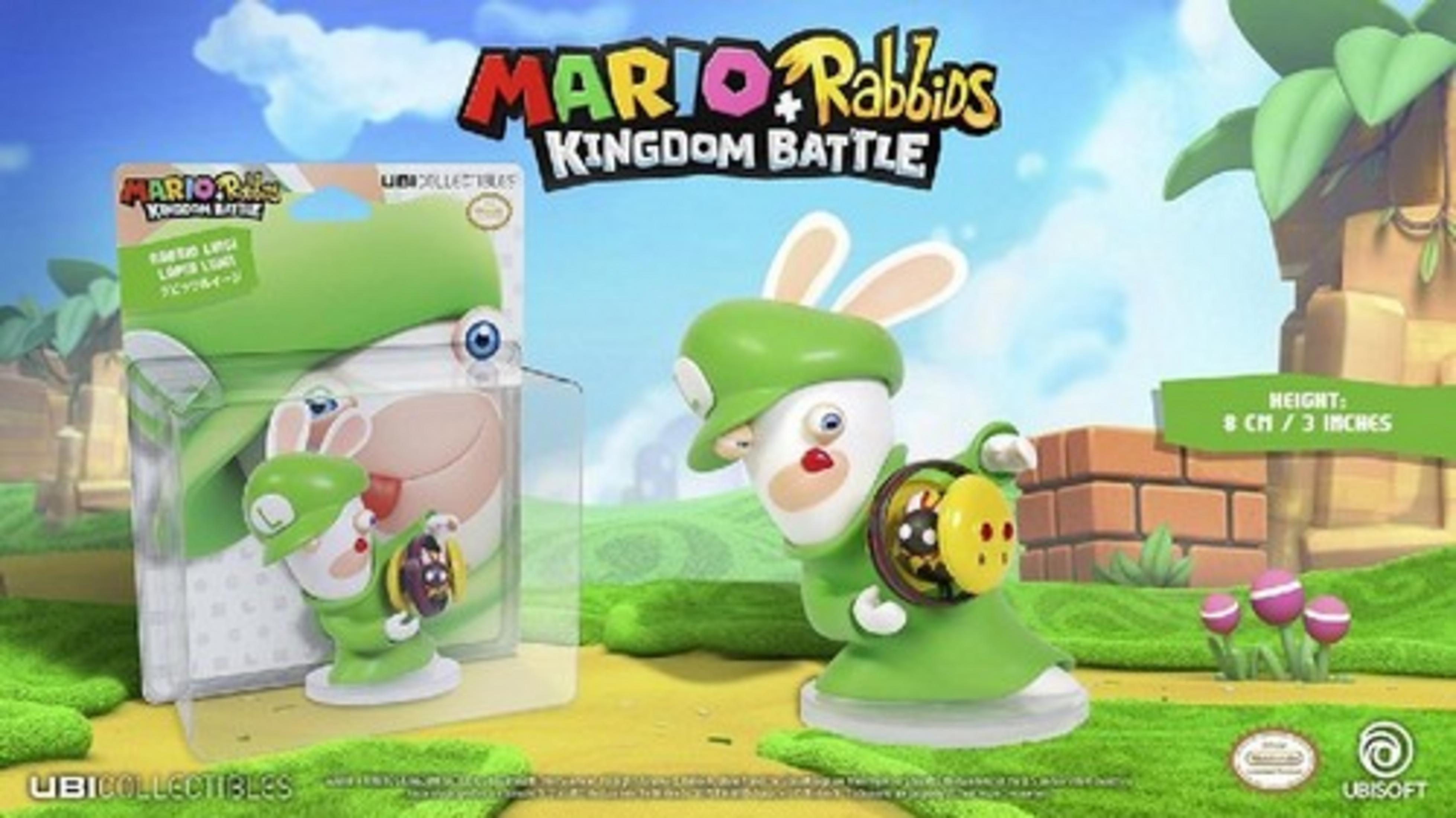Eine Figur von Rabbid Luigi in grüner Kleidung mit einem Helm, neben seiner Verpackung.