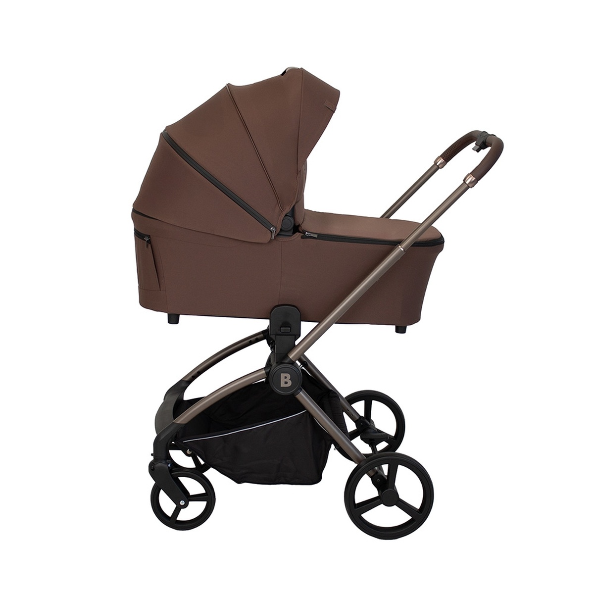 Ein brauner Kinderwagen mit Liegewanne und Verdeck, vor weißem Hintergrund.