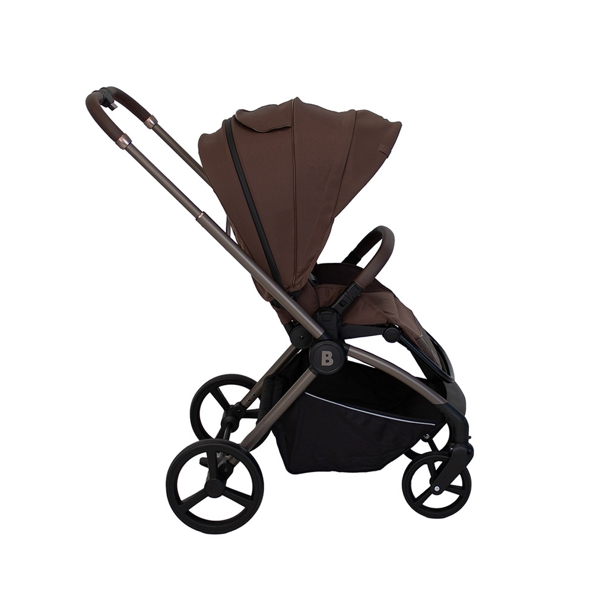 Ein brauner Kinderwagen mit schwarzem Sitz und Aufbewahrungsnetz.