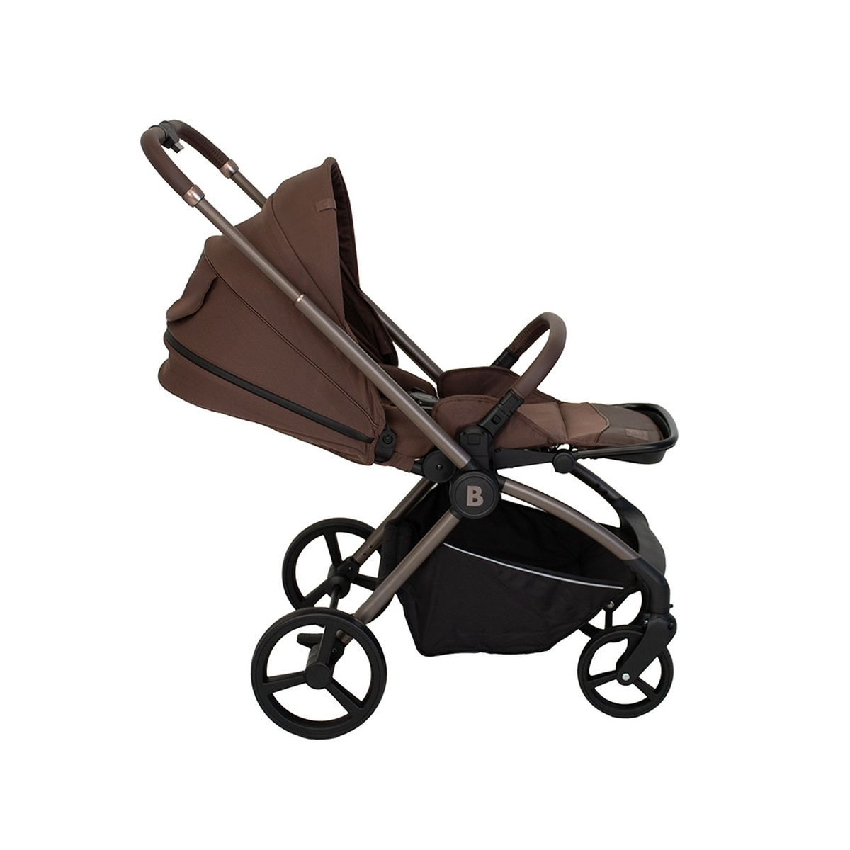 Ein brauner Kinderwagen mit Metallrahmen, Stoffbezug und schwarzen Rädern.