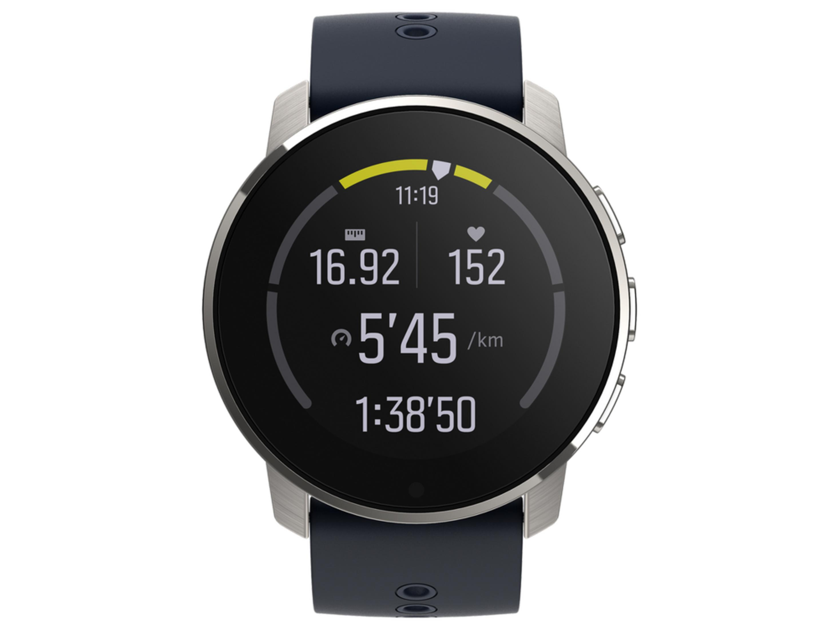 Eine dunkelblaue Smartwatch mit silbernem Rand zeigt Uhrzeit, Distanz, Herzfrequenz und Tempo an.