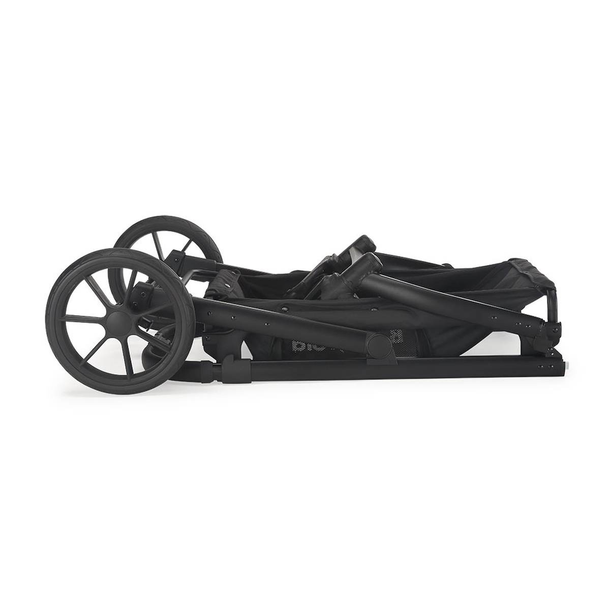 Ein zusammengeklappter schwarzer Kinderwagen mit zwei großen Rädern auf der linken Seite.