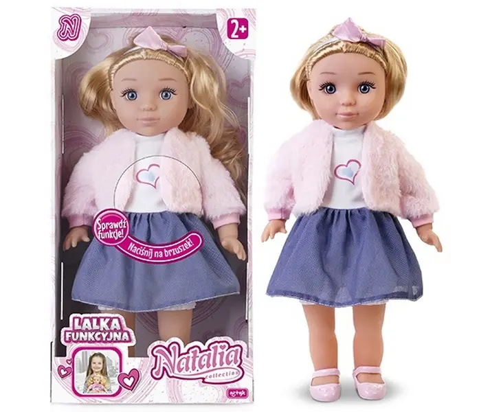 Lalka z blond włosami, niebieskimi oczami, różową kurtką i niebieską spódniczką.