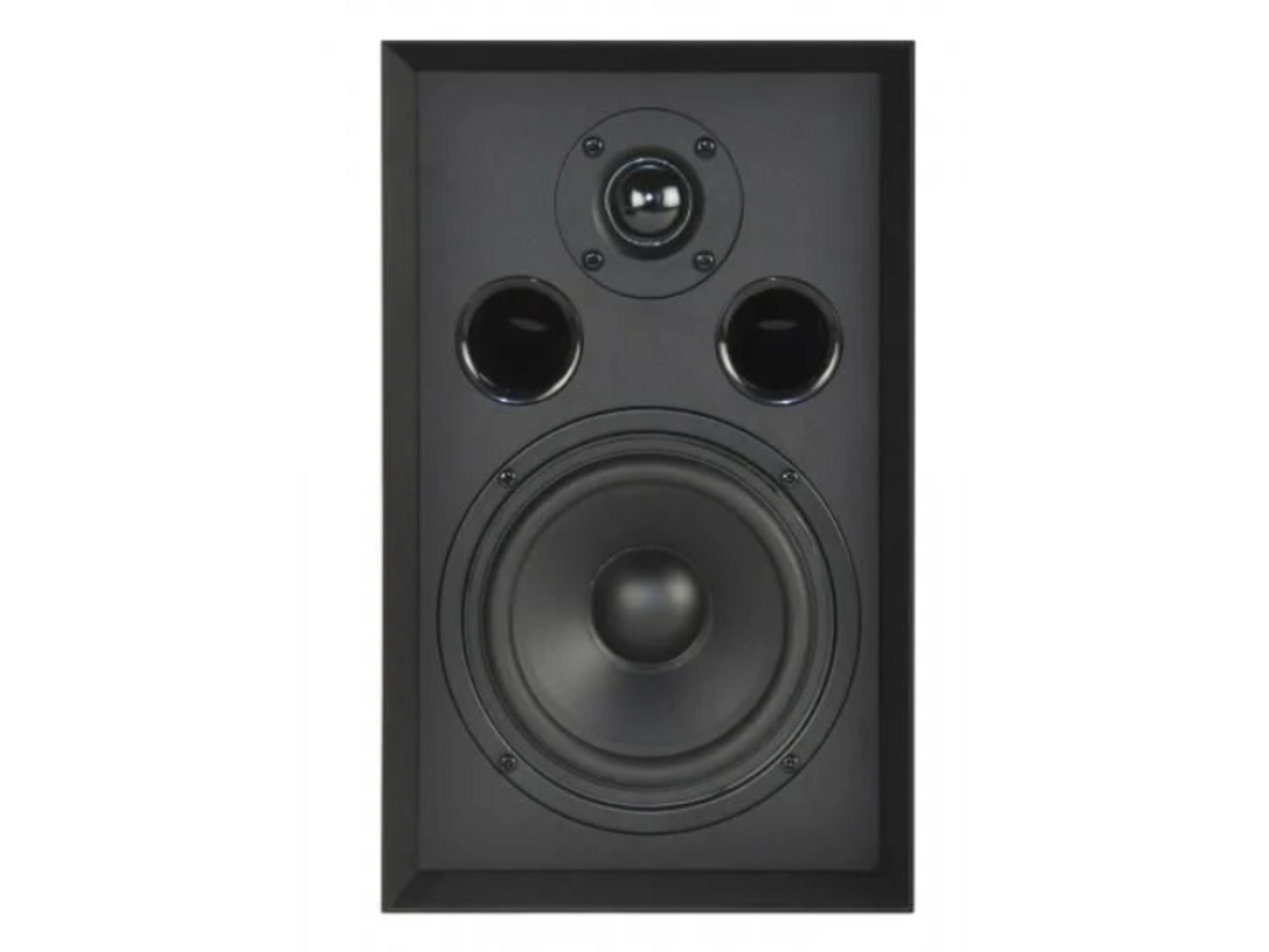 Un altavoz negro con tres drivers: un tweeter arriba, dos drivers más pequeños a su lado y un woofer grande abajo.