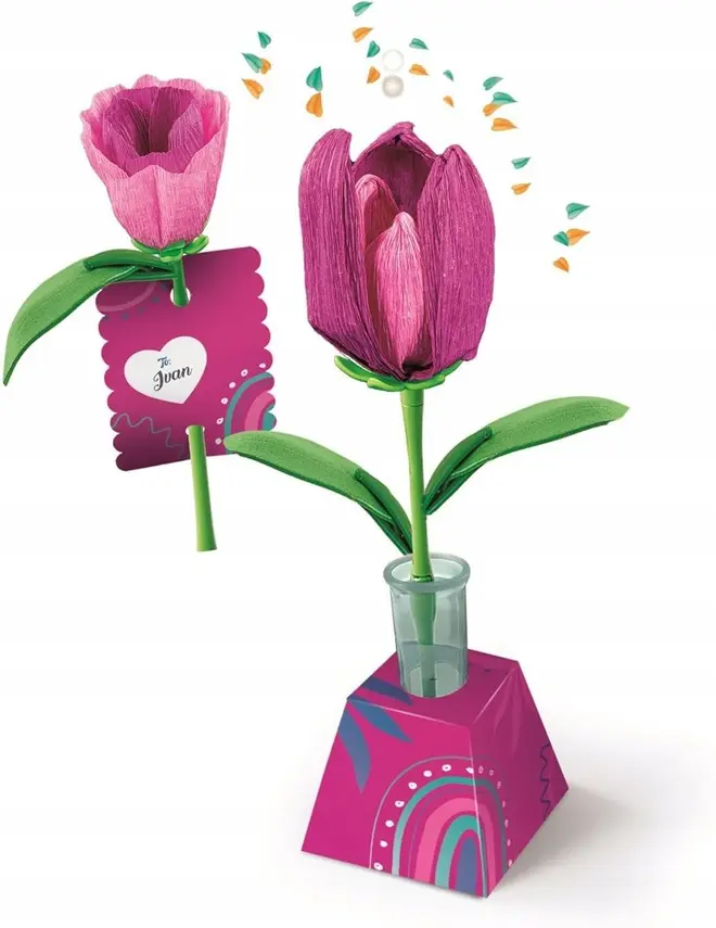 Dos tulipanes de papel, uno rosa, uno fucsia, en un jarrón sobre un soporte rosa.