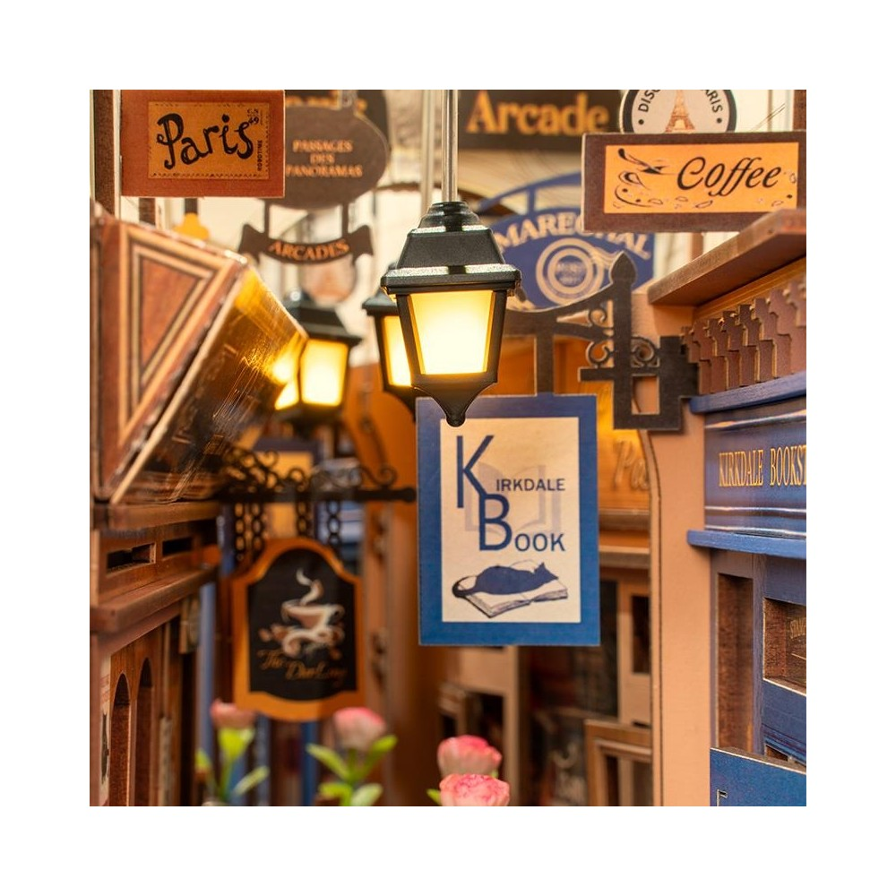 Paris, kahve ve kitapçı tabelalı minyatür sokak sahnesi. Sarkıt lambalar sahneyi aydınlatıyor.