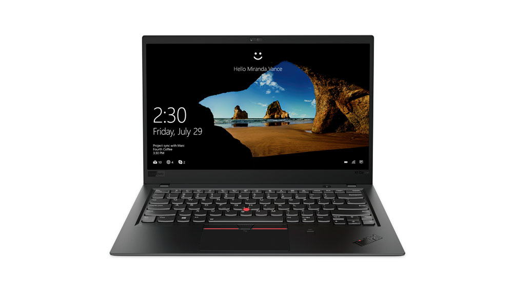 Schwarzer Lenovo Laptop geöffnet, zeigt Sperrbildschirm mit Uhrzeit, Datum und Strandlandschaft.