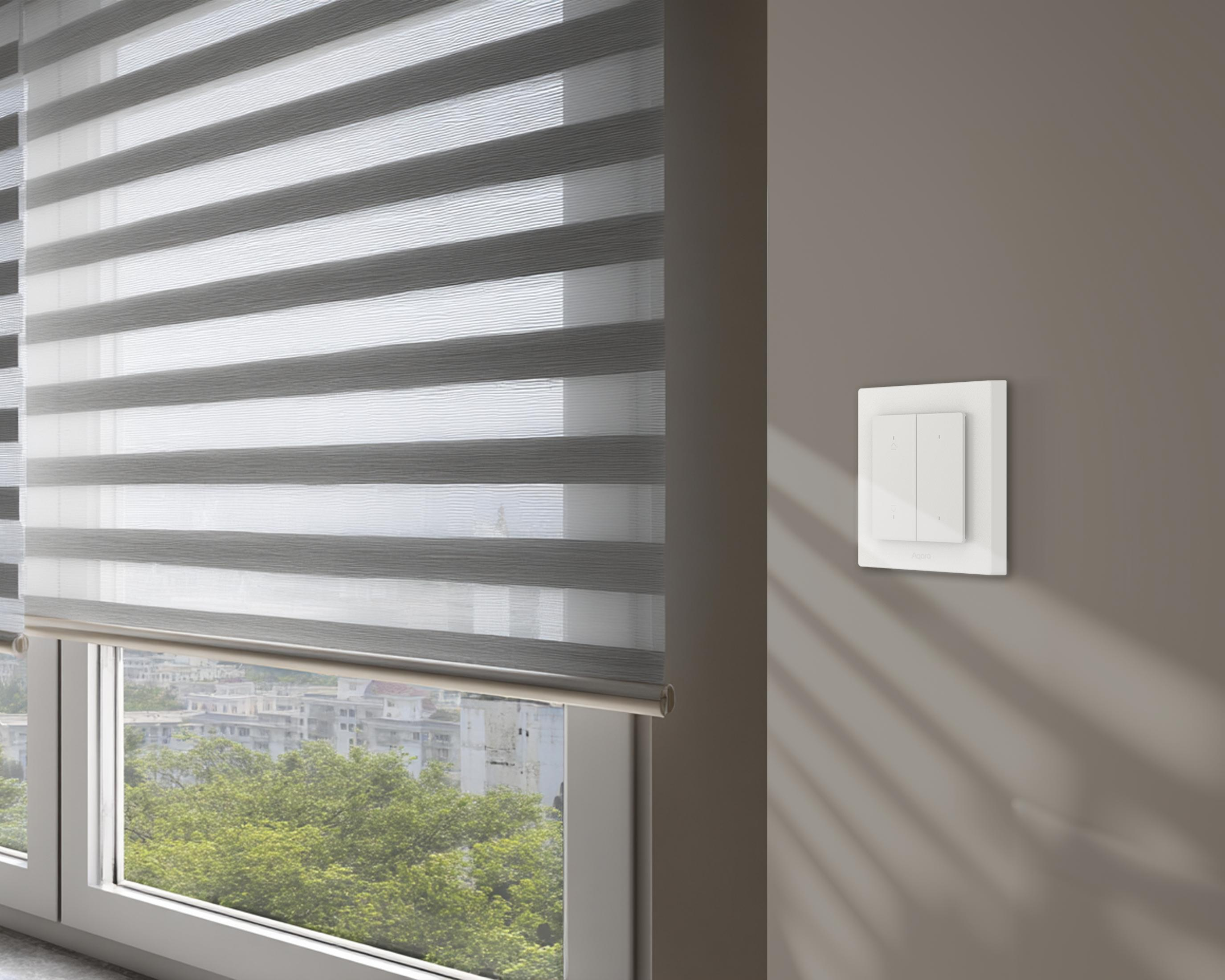 Ein moderner Lichtschalter mit zwei Tasten an einer braunen Wand neben gestreiften Vorhängen.