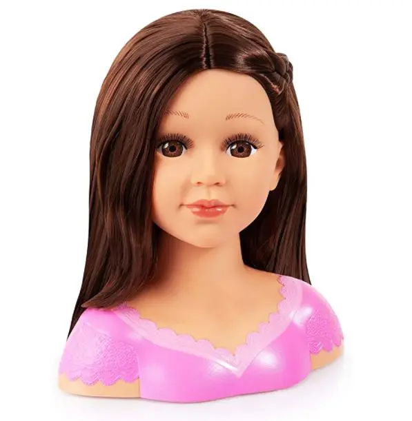 Eine Puppe mit braunen Haaren und einem rosa Kleid, auf weißem Hintergrund.