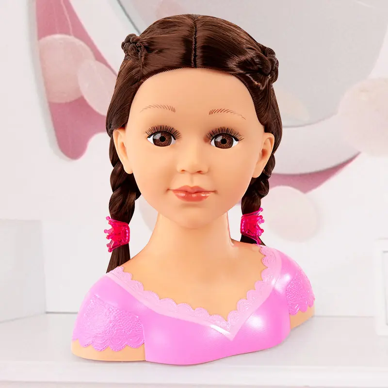 Eine Puppe mit braunen Haaren, Zöpfen und einem rosa Kleid.