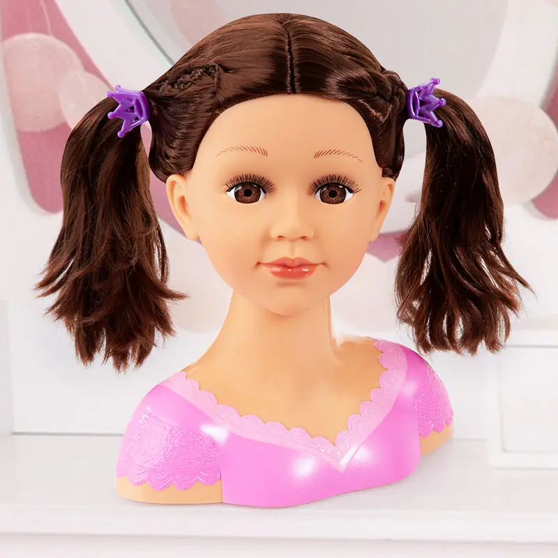Eine Puppe mit braunem Haar in Zöpfen und einem rosa Kleid.