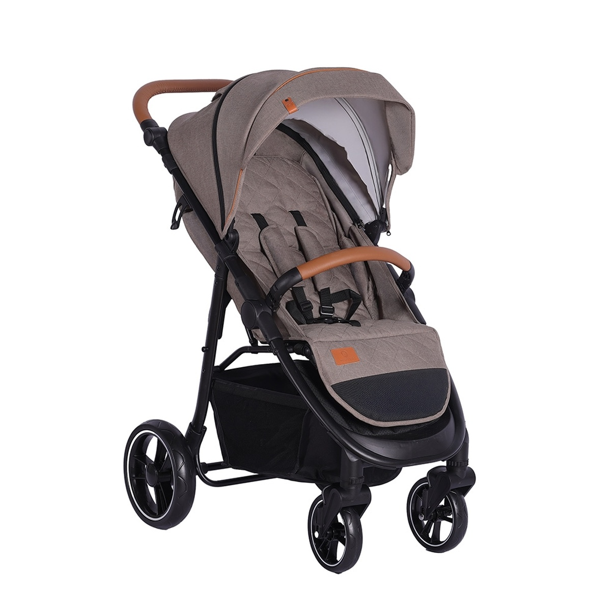 Ein beiger Kinderwagen mit braunen Lederdetails und einem schwarzen Korb.