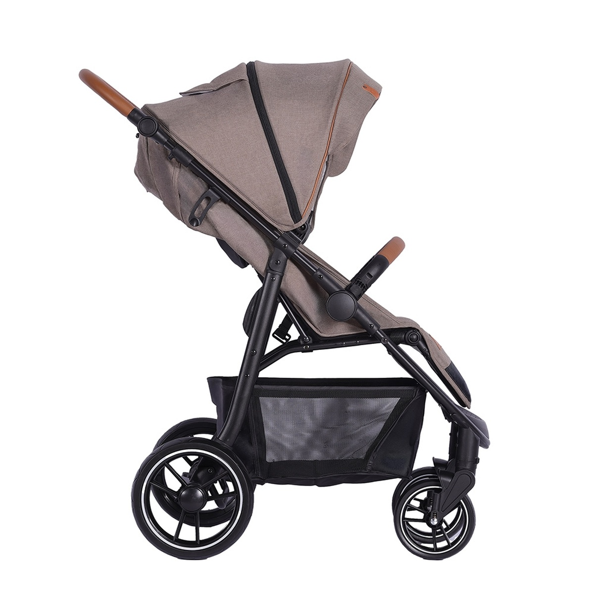 Ein beiger Kinderwagen mit schwarzen Rädern und Griffen, isoliert auf weißem Hintergrund.