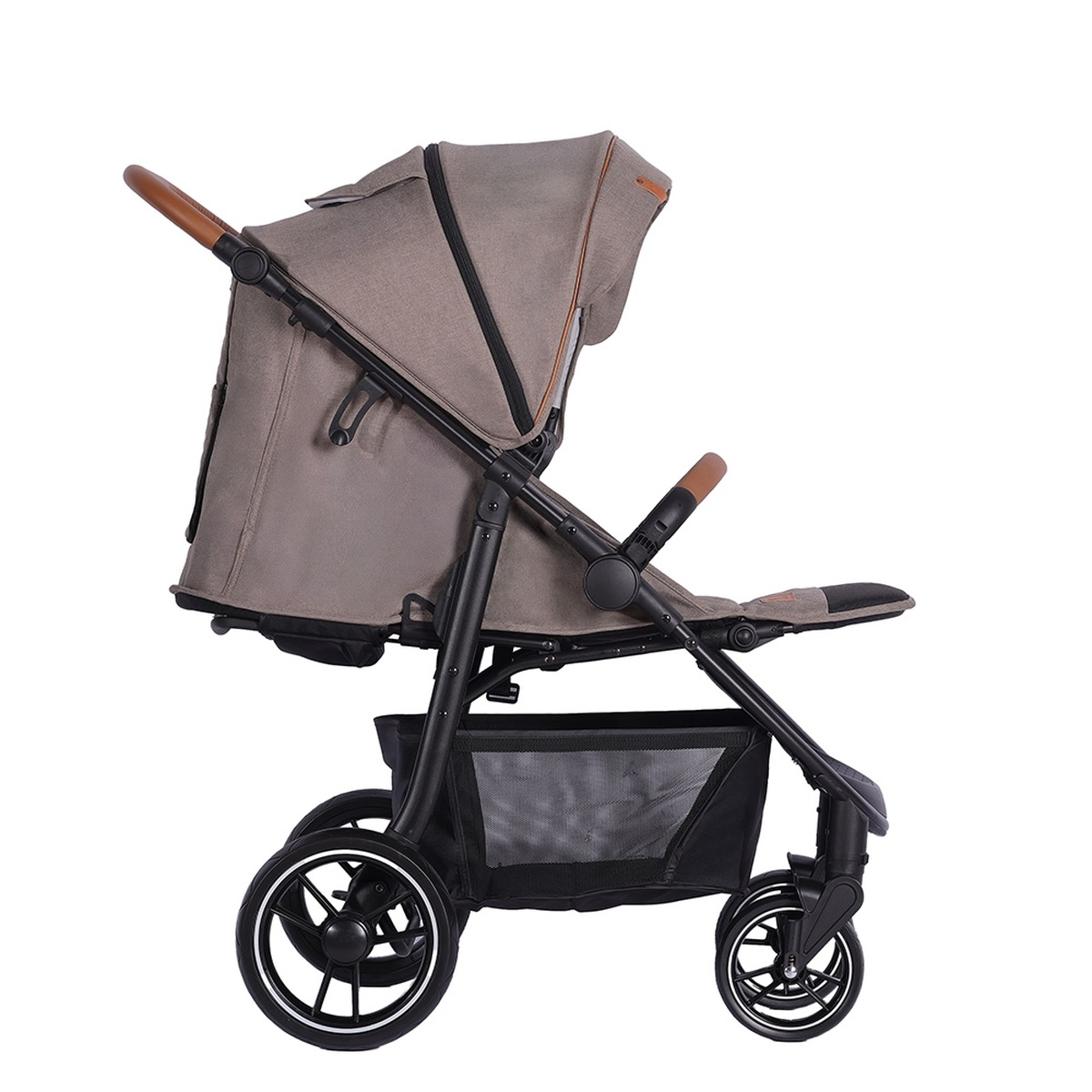 Ein beiger Kinderwagen mit schwarzem Gestell und braunen Griffen, auf weißem Hintergrund.