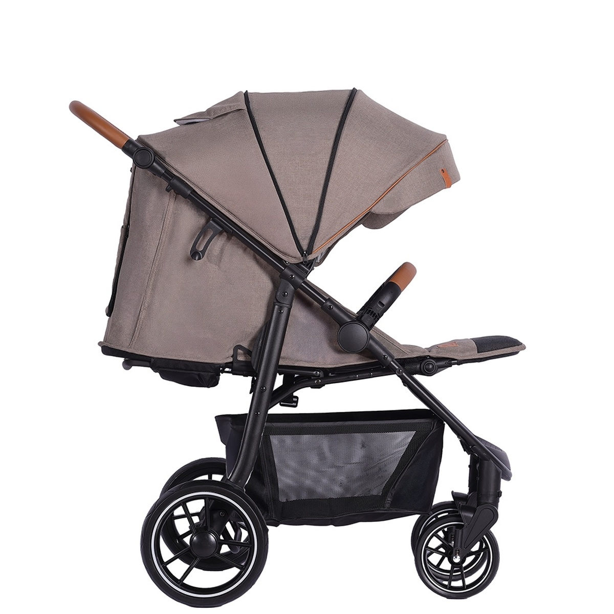 Ein beiger Kinderwagen mit braunen Griffen und schwarzem Korb.