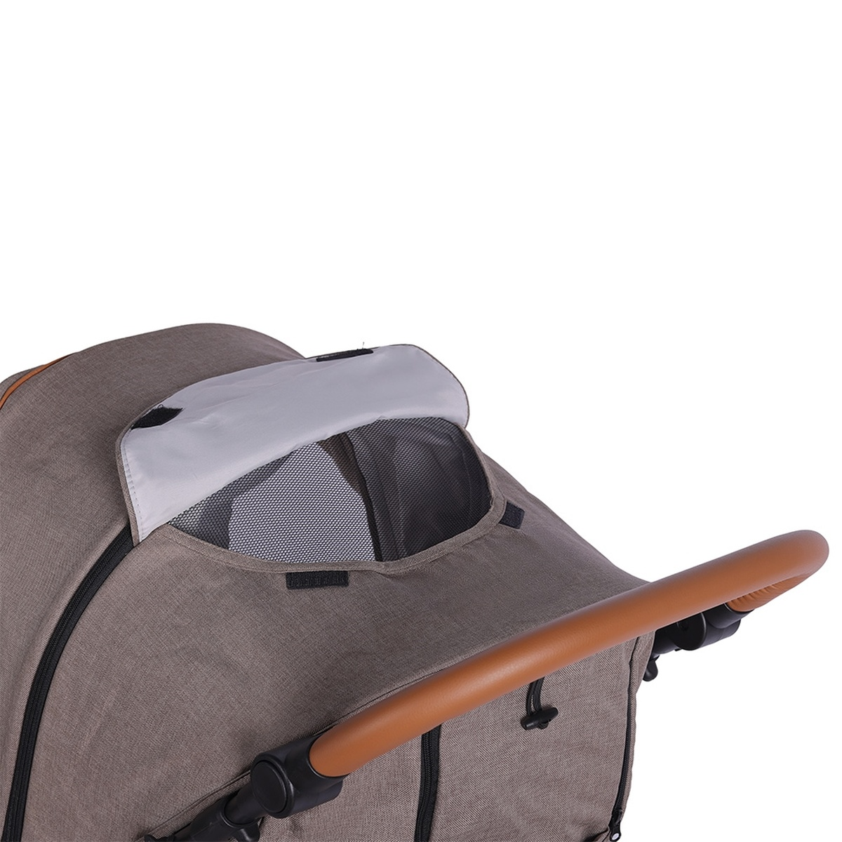 Ein brauner Kinderwagen mit einem Netzfenster und einem Ledergriff.