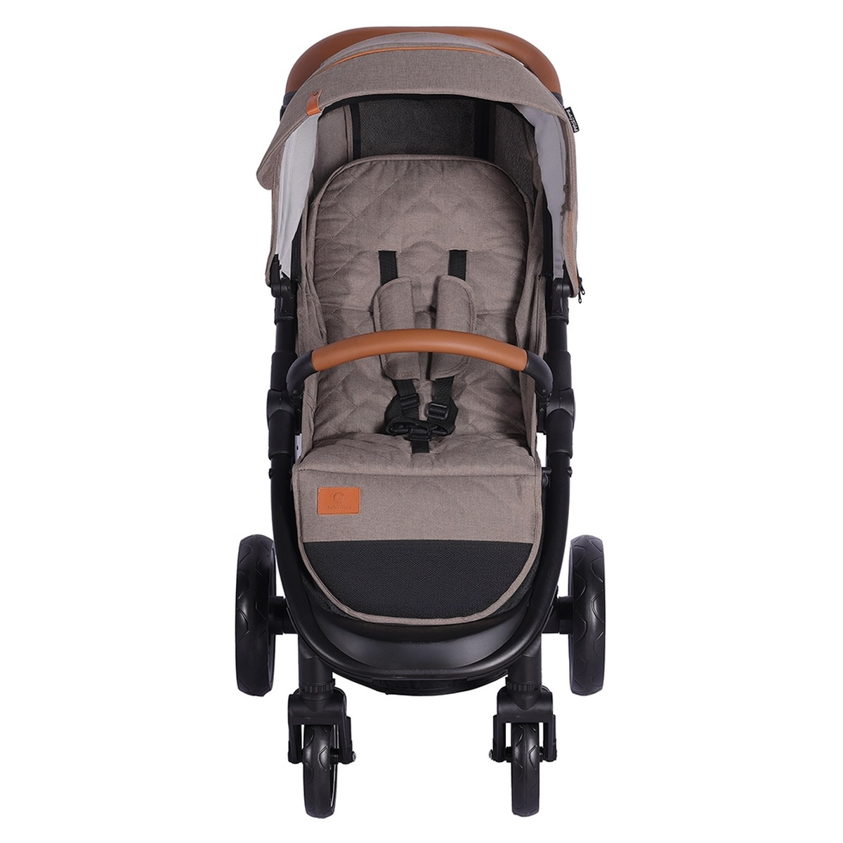 Ein beiger Kinderwagen mit braunen Akzenten, Gurten und Rädern auf weißem Hintergrund.