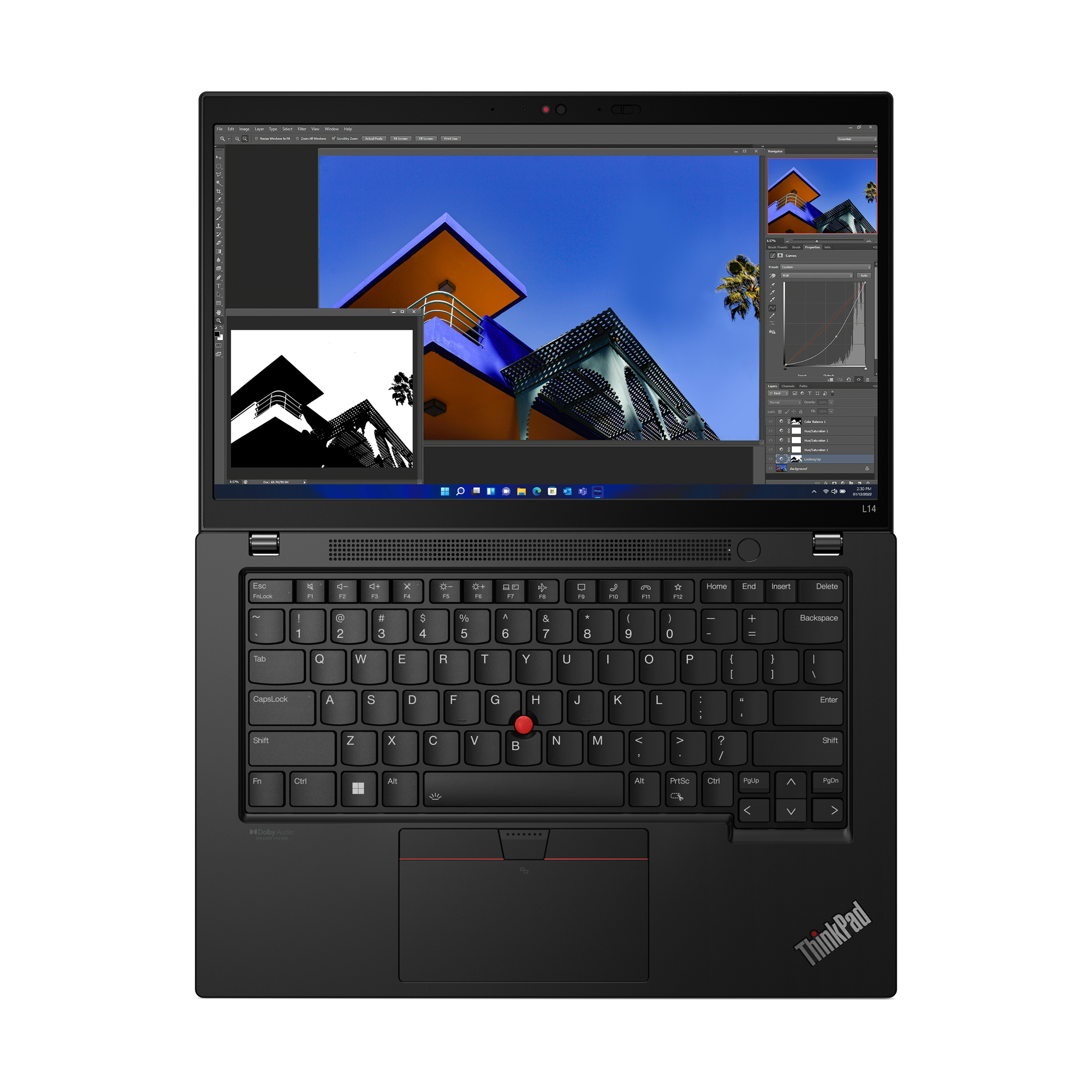 Ein geöffneter Laptop zeigt eine Bildbearbeitungssoftware mit Architektur- und Palmenbildern.