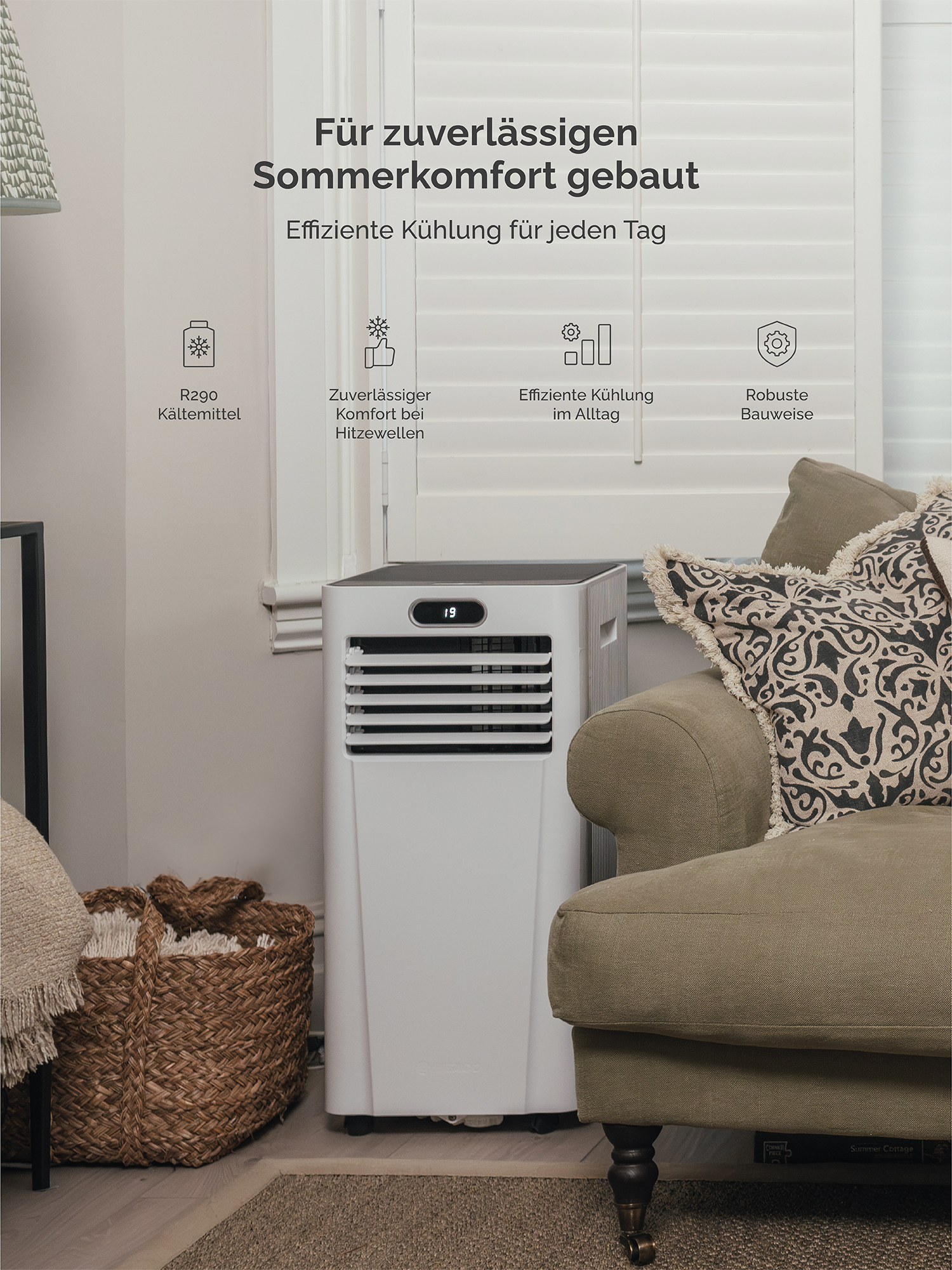Un condizionatore bianco accanto a una poltrona. Icone mostrano refrigerante ed efficienza.