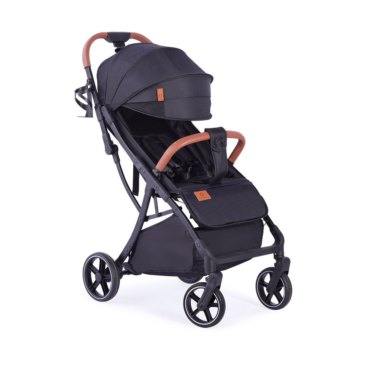 Ein schwarzer Kinderwagen mit braunen Griffen und Rädern steht vor weißem Hintergrund.