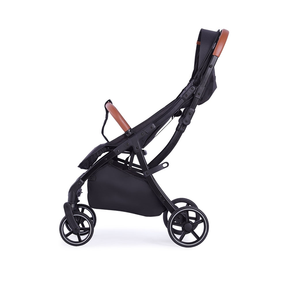 Ein schwarzer Kinderwagen mit braunen Griffen und schwarzen Rädern.
