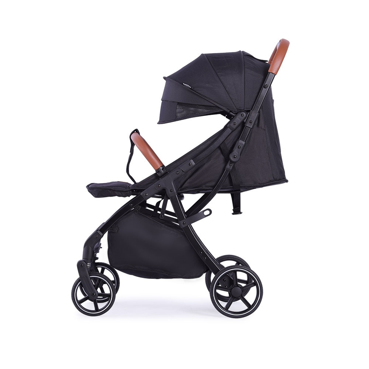 Ein schwarzer Kinderwagen mit braunen Griffen und Verdeck, auf weißem Hintergrund.