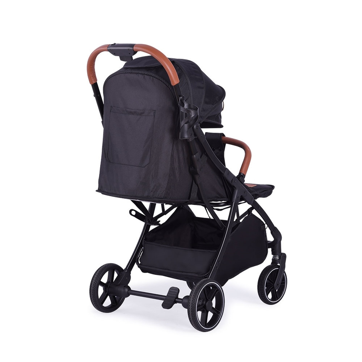 Ein schwarzer Kinderwagen mit braunen Ledergriffen steht auf weißem Hintergrund.
