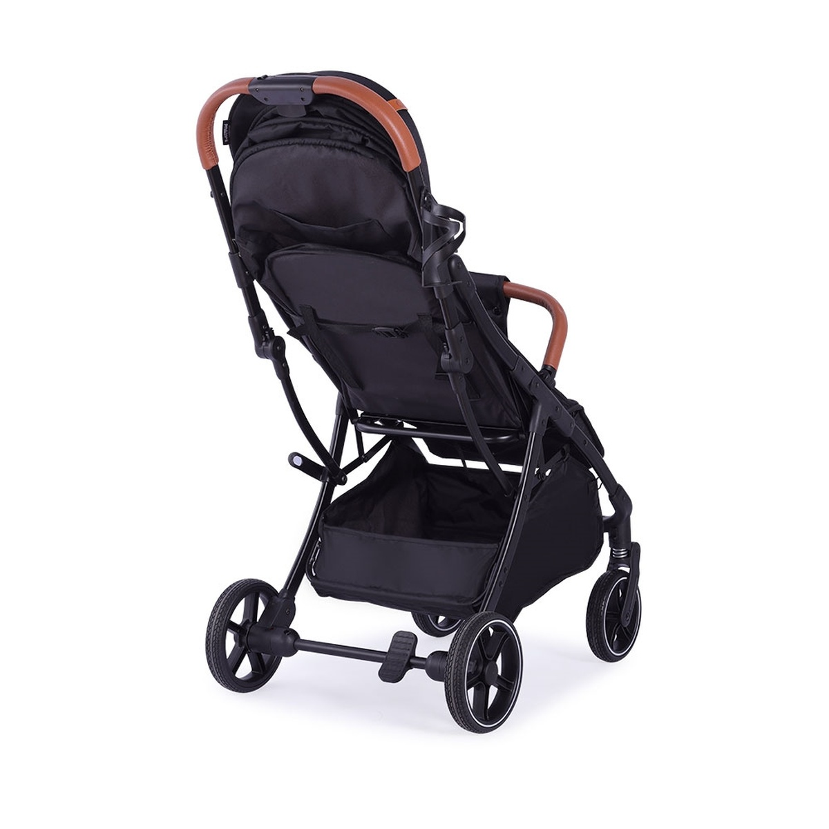 Ein schwarzer Kinderwagen mit braunen Griffen und einem Aufbewahrungskorb.