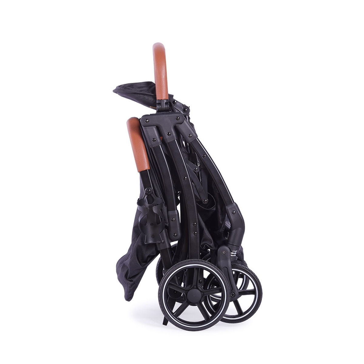 Ein zusammengeklappter schwarzer Kinderwagen mit braunen Griffen steht auf Rädern.