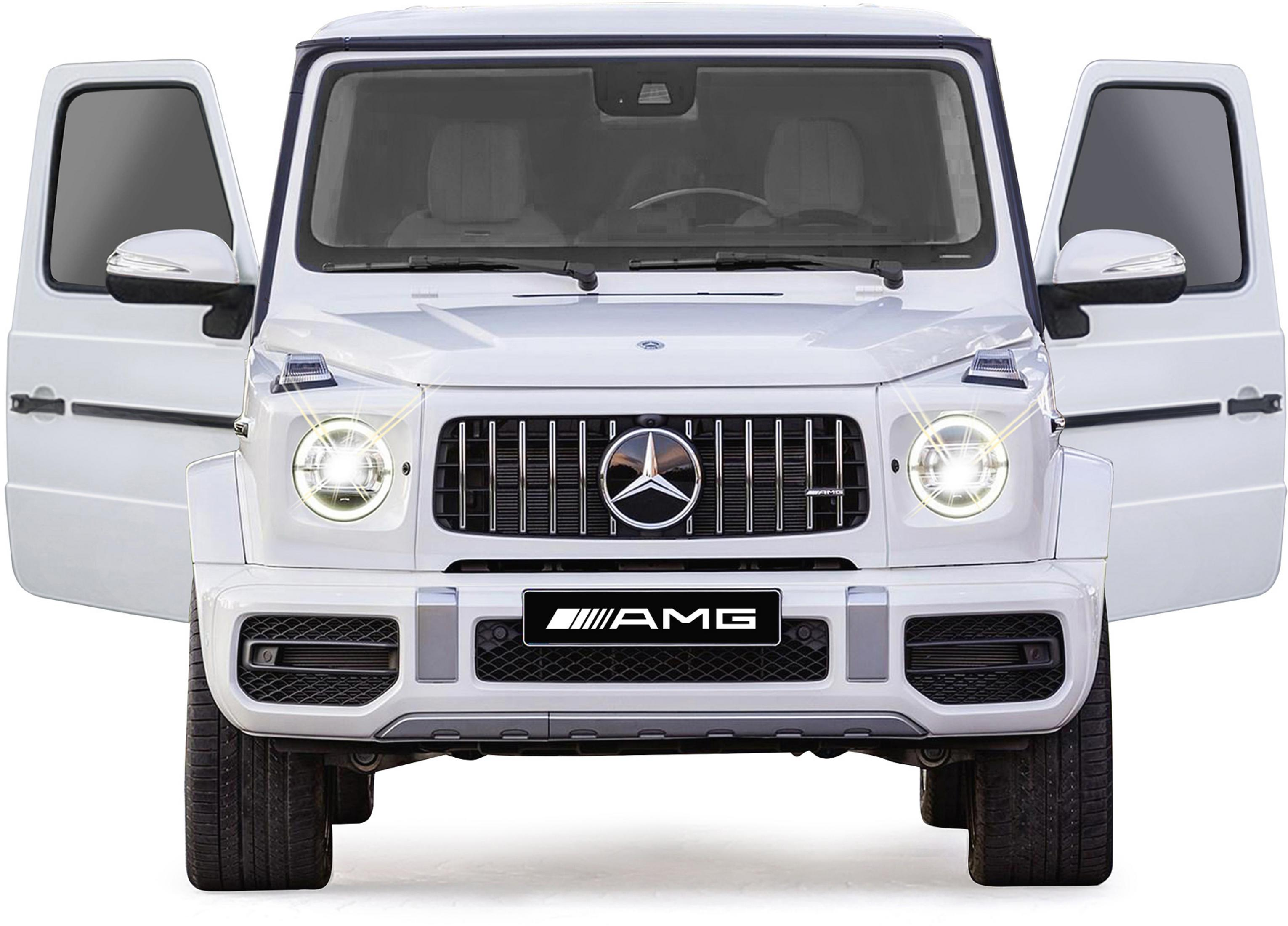 Ein weißer Mercedes G-Wagen mit geöffneten Türen und leuchtenden Scheinwerfern.