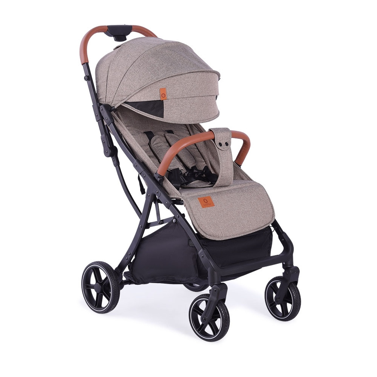 Ein beiger Kinderwagen mit braunen Griffen und schwarzen Rädern auf Weiß.