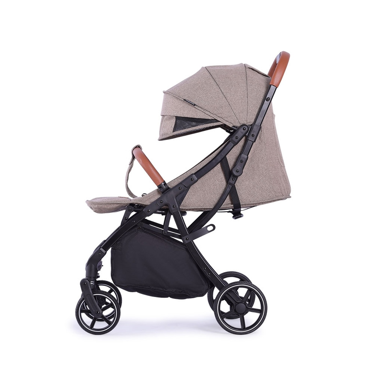 Ein beigefarbener Kinderwagen mit schwarzem Rahmen und braunen Griffen, isoliert auf Weiß.