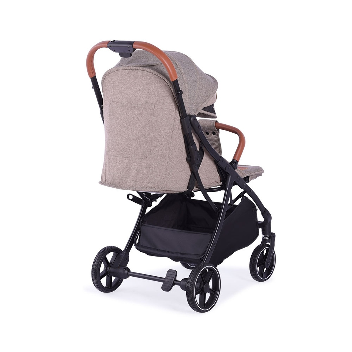 Ein beiger Kinderwagen mit braunen Griffen und schwarzem Korb steht auf weißem Hintergrund.