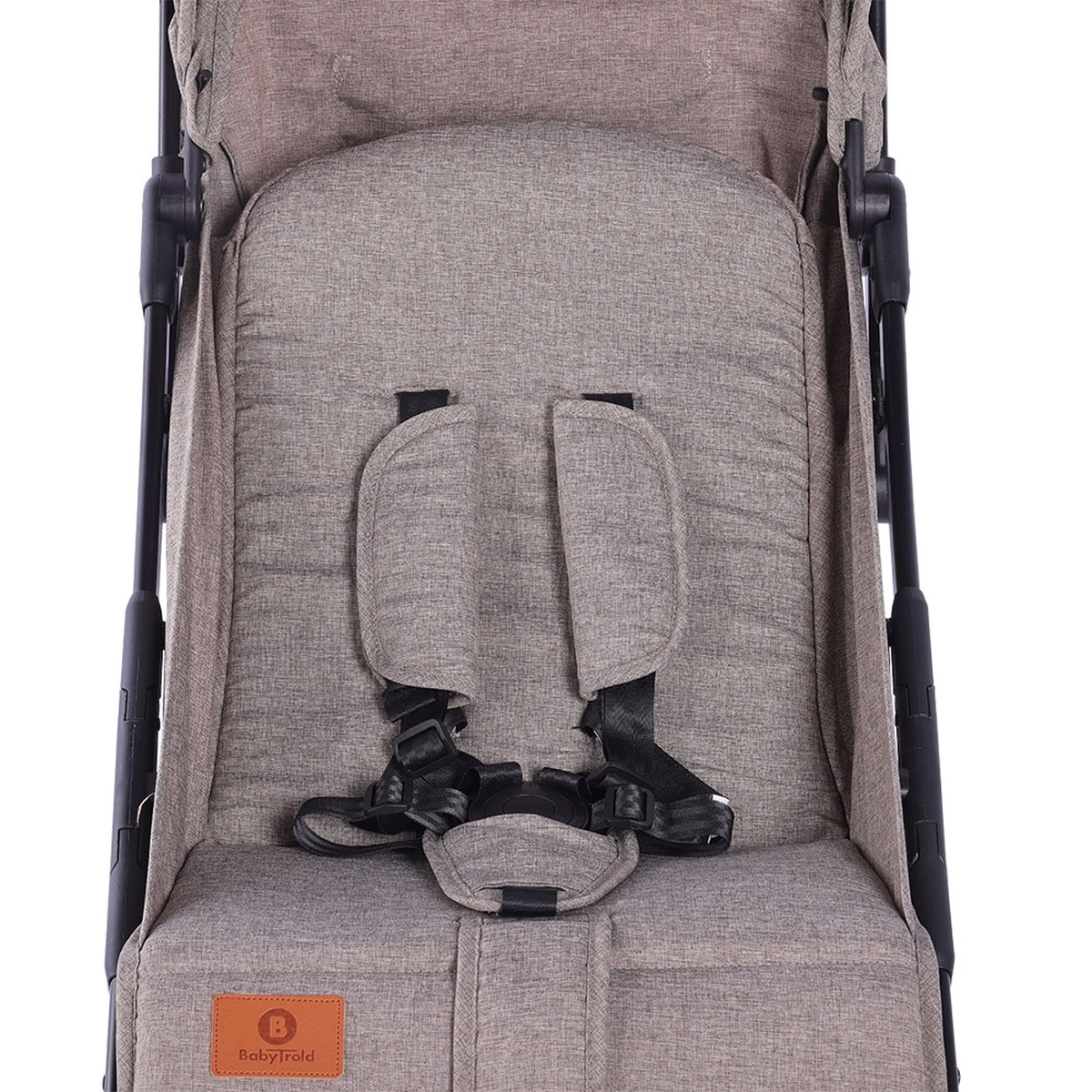 Nahaufnahme eines Kinderwagensitzes mit braunem Stoff und schwarzen Gurten.
