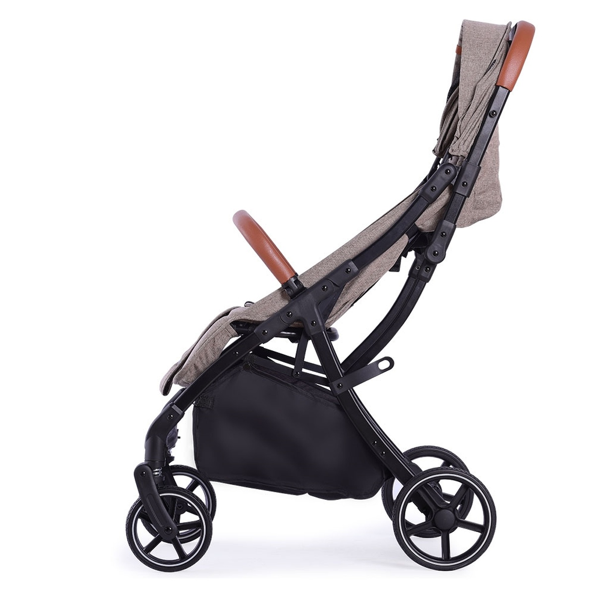 Ein moderner Kinderwagen in Braun und Schwarz, von der Seite gesehen.
